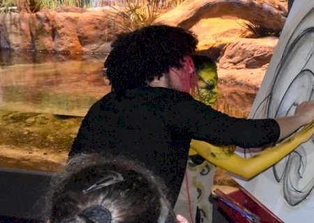 Sucuri Gaby recebeu batismo em forma de performance artística