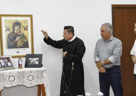 Governadoria recebe imagem de Nossa Senhora do Perpétuo Socorro, padroeira de MS