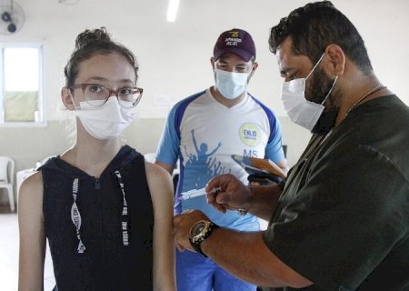 Terceira dose da vacinação contra Covid, para adolescentes, está liberada nos 79 municípios