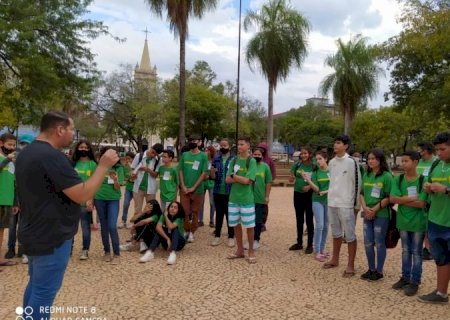 Estudantes da EE Júlia Gonçalves Passarinho realizam eletiva “Turistar é geografar: pé na estrada!”