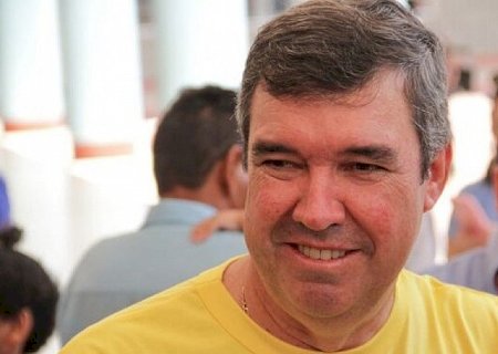 Riedel lamenta violência, propõe regulação contra fake news