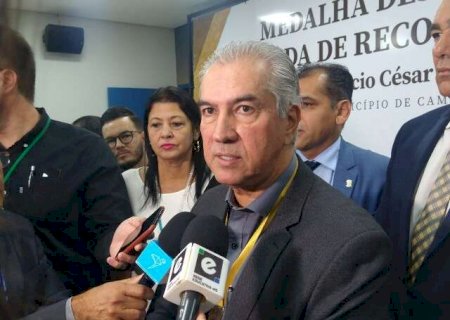 Reinaldo Azambuja recebe medalha de &ldquo;destaque da d&eacute;cada&rdquo;