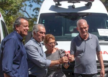 Reinaldo entrega ambul&acirc;ncias semi UTI para tr&ecirc;s munic&iacute;pios