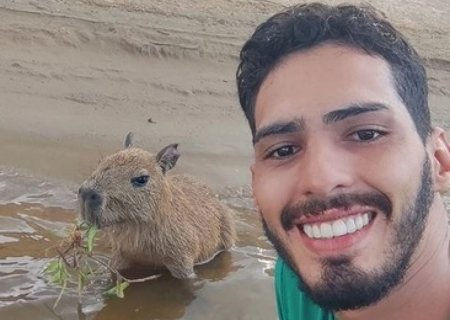 Amizade com capivara faz estudante de agronomia viralizar nas redes