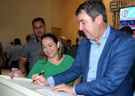 Lia Nogueira entrega pedido do curso de Medicina para o Governador Eduardo Riedel