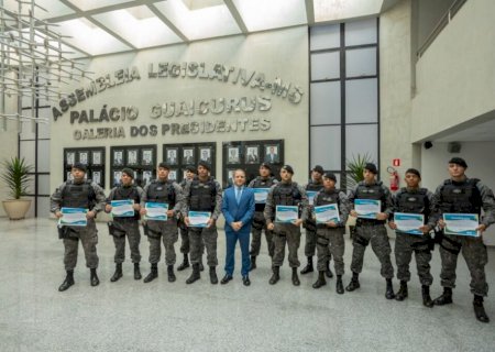 Coronel David homenageia policiais militares do Batalhão de Choque