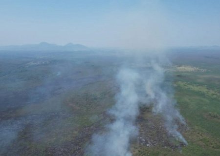 Bombeiros combatem três novos focos de incêndio no Pantanal em MS