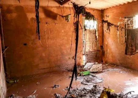 Casa é destruída e carros são arrastados após barragem estourar