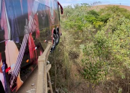 Ônibus de César Menotti & Fabiano bate em carreta ao cruzar ponte