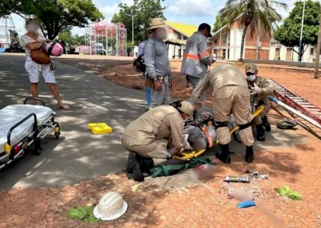 Trabalhador cai de 7 metros de altura enquanto fazia manutenção em poste