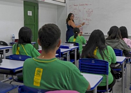 Secretaria de Estado de Educação vai proibir celulares nas escolas ano que vem