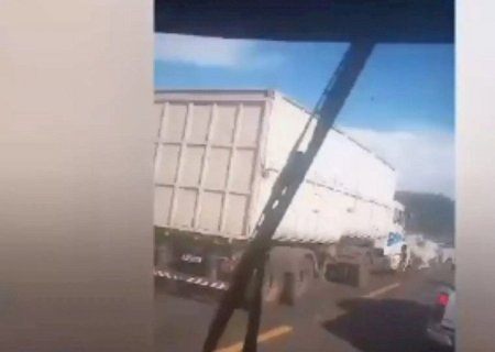 Caminhoneiro perde freios e atropela boiada na MS-320