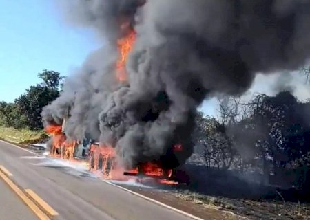 Carreta pega fogo na MS-134 entre Nova Andradina e Nova Casa Verde