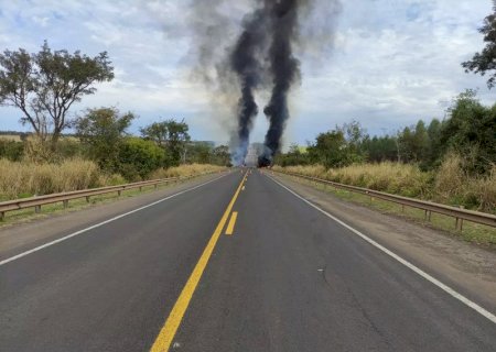 BR-163 é liberada após acidente com quatro carretas e explosão