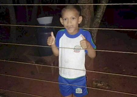 Menino de 8 anos morre após picada de escorpião escondido em tênis