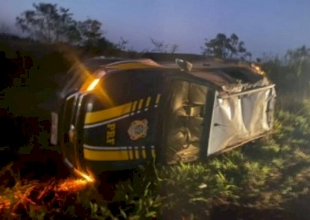 Viatura da PRF capota durante perseguição na BR-267 e policiais são socorridos