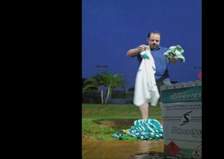 Torcedor queima coleção de camisas do Goiás após perda do acesso; vídeo