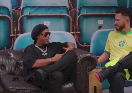 Barcelona lança camisa inspirada em noite mágica de Ronaldinho; veja fotos