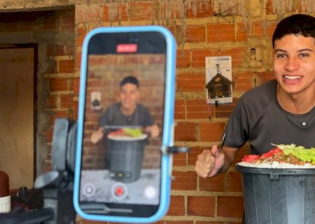 Conheça o ciclista que viralizou por fazer refeições de até 2 kg em um balde