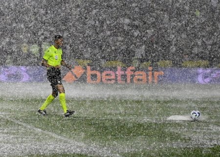 Chuva alaga gramado de São Januário, e Vasco x Internacional é paralisado