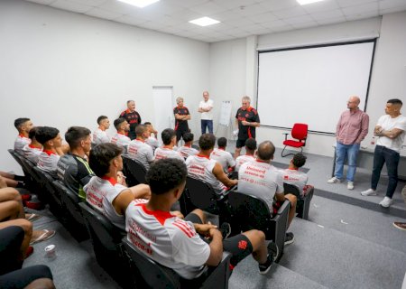 Abel Braga é apresentado pelo Inter, revela "dívida" e diz: "Tenho convicção que não vai cair"