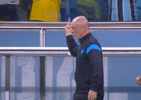 Após gol do Grêmio, Mano insulta torcedor ao mostrar dedo do meio; veja imagens