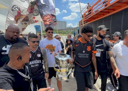Jogadores do Corinthians festejam título da Copa do Brasil em trio elétrico e provocam rivais