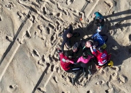 Carlos Burle sofre queda impressionante em onda gigante e é resgatado em Nazaré