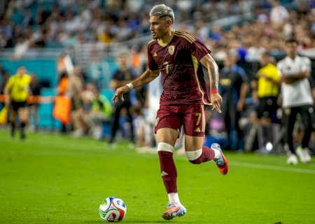 Botafogo negocia com atacante Gleiker Mendoza, do Kryvbas
