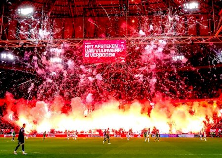 Explosão de fogos de artifício leva a abandono de jogo na Holanda; veja