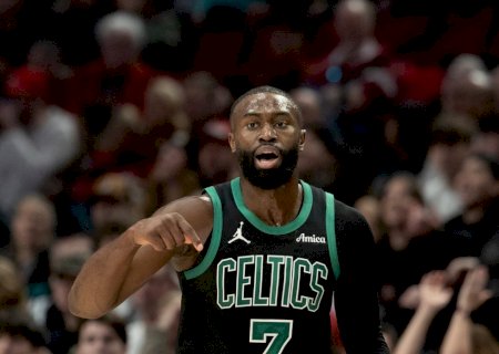 NBA: Jaylen Brown faz mais de 30 pontos pelo 9º jogo seguido, repetindo marca de Larry Bird