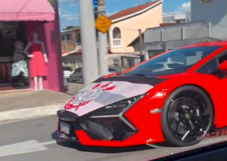 VÍDEO: Yuri Alberto anda em Lamborghini de R$ 7,8 milhões com bandeira do Corinthians