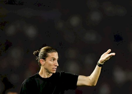 Comemorar? Observar e orientar: veja reações de Filipe Luís no título do Brasileirão pelo Flamengo