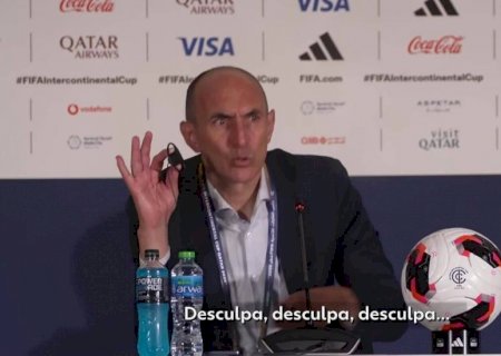 Técnico do Pyramids se irrita com pergunta após derrota para o Flamengo: "Não sabem nada de futebol"