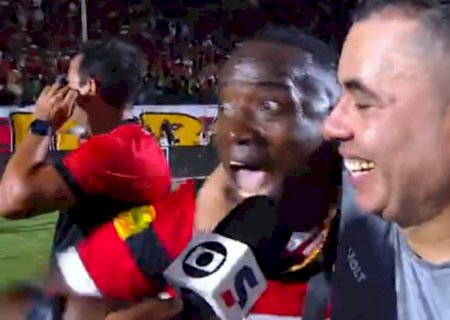 Torcedor invade entrevista de Jair Ventura e agradece ao treinador do Vitória: "Veio fazer a diferença"