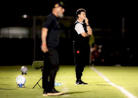 Diniz elogia Vasco em derrota e explica bronca em Nuno: "Tenho um jeito enérgico de falar"