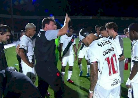 Diniz dá bronca em jogadores do Vasco: "Vão reclamar que o time só chuta como reclamavam com o outro técnico"