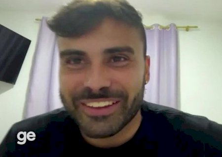 Jogador dublê! Ex-Flamengo ganha fama na internet com causos de futebol em países alternativos