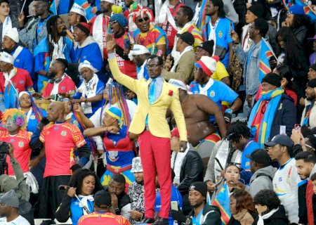 Torcedor da RD Congo "vira" estátua humana durante 90 minutos em homenagem a mártir e viraliza
