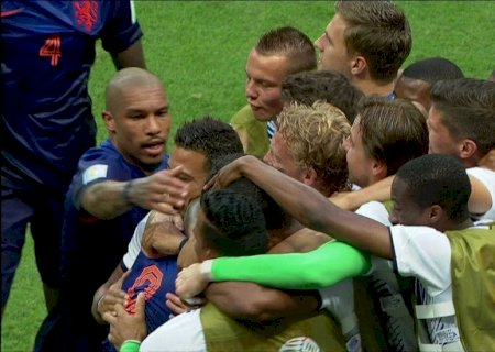 Filho de Van Persie faz golaço de bicicleta na Holanda; veja vídeo