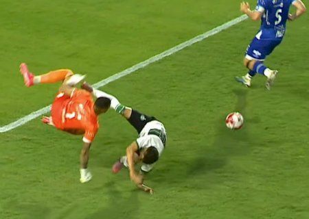 Atacante do Coritiba quebra o braço em lance do jogo de estreia pelo Paranaense