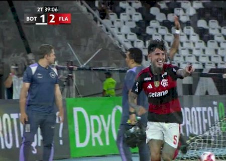 Jogadores do Flamengo curtem Carnaval na Sapucaí após vitória sobre o Botafogo