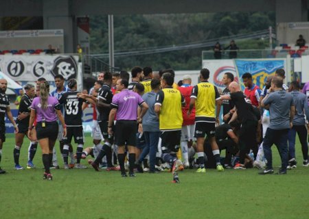 Re-Pa: Membro da arbitragem é alvo de pedra lançada por torcida do Paysandu, aponta súmula