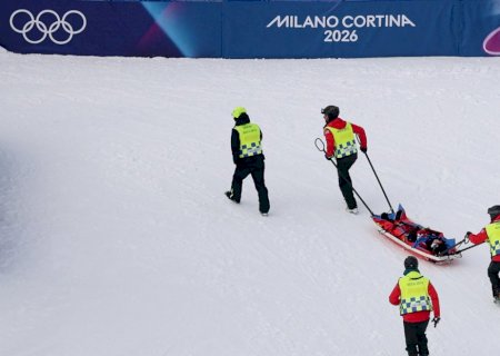 Chinesa sofre queda impressionante no snowboard e é retirada da pista de maca