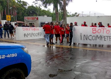 Com protestos, Flamengo se reapresenta e tenta juntar os cacos após vice na Recopa