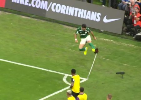 Corinthians x Palmeiras: Andreas Pereira cava marca do pênalti antes de Memphis escorregar