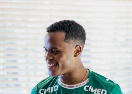 Arias chega ao Brasil e posa com a camisa do Palmeiras; veja fotos