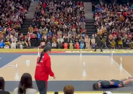 Japonês acerta bolada na juíza e viraliza ao deslizar de cabeça na quadra para pedir desculpas; vídeo