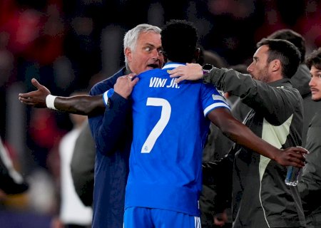 Vini Jr. denuncia racismo, e árbitro aciona protocolo após golaço contra o Benfica na Champions League