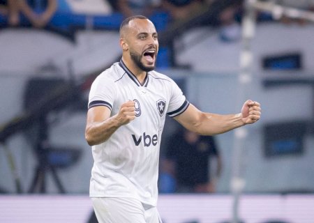 Corinthians faz sondagem por Arthur Cabral, atacante do Botafogo